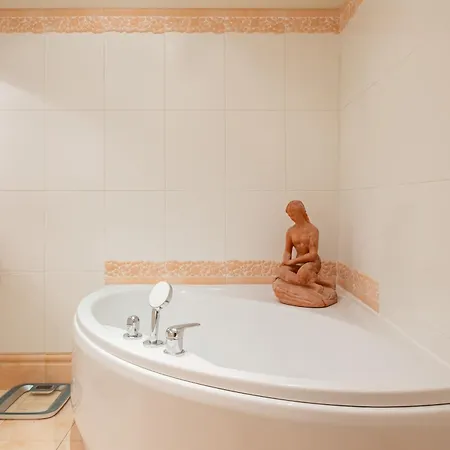 Veeve - Triumphant Design *